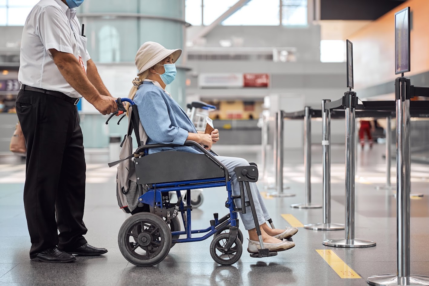 Người Cao Tuổi Đi Máy Bay Cần Chú Ý Những Gì? [Cẩm Nang Toàn Diện]